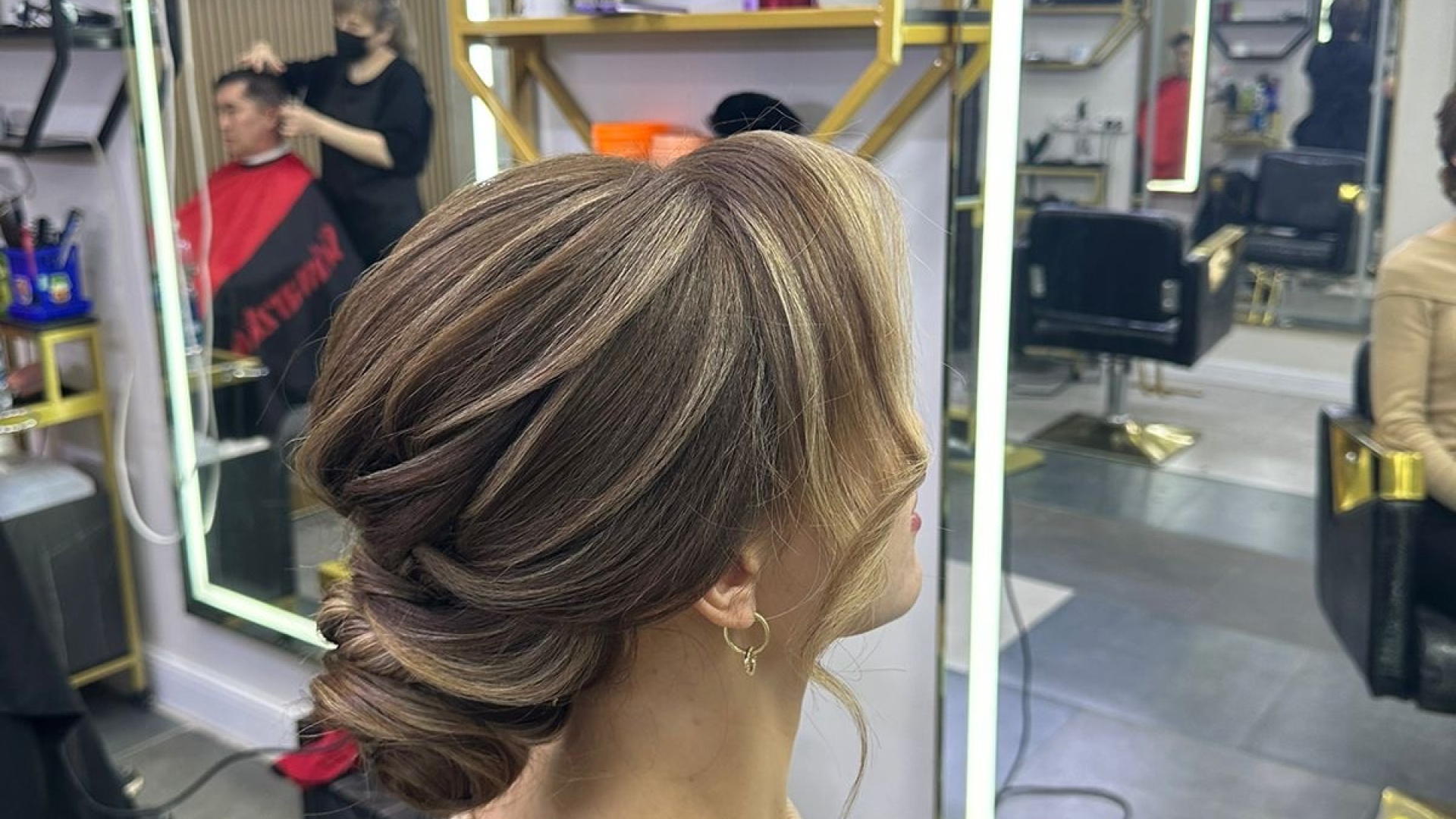 Мастер за работой в Hair day